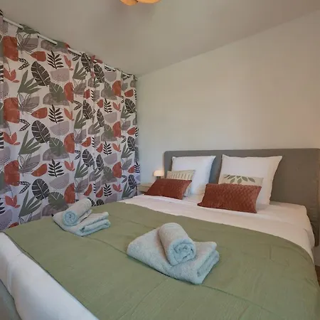 Appartement, Terrasse, Piscine, Parking, Netflix Et Wi-fi *